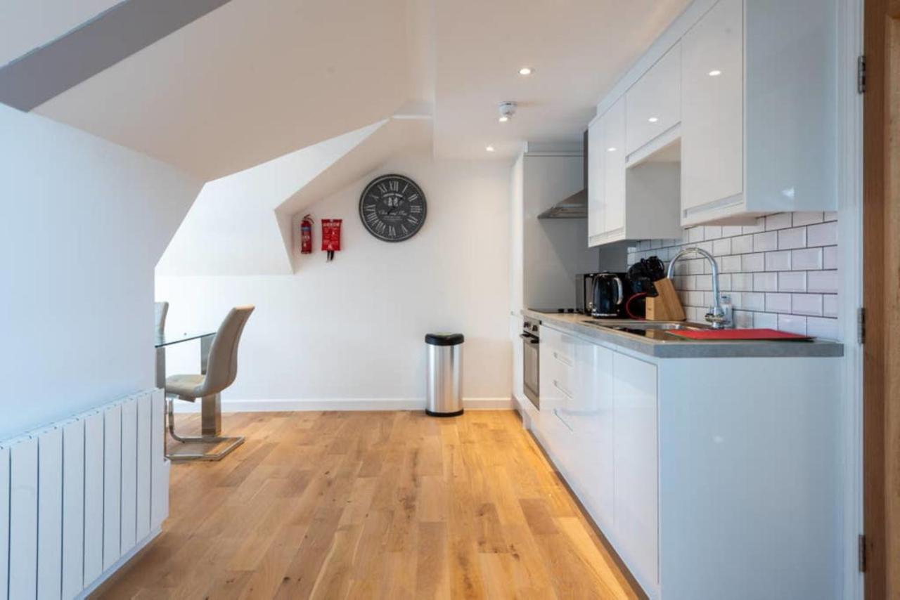 Bright And Big Apartment อักซ์บริดจ์ ภายนอก รูปภาพ
