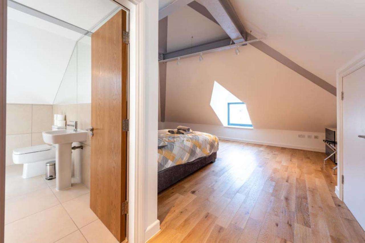 Bright And Big Apartment อักซ์บริดจ์ ภายนอก รูปภาพ