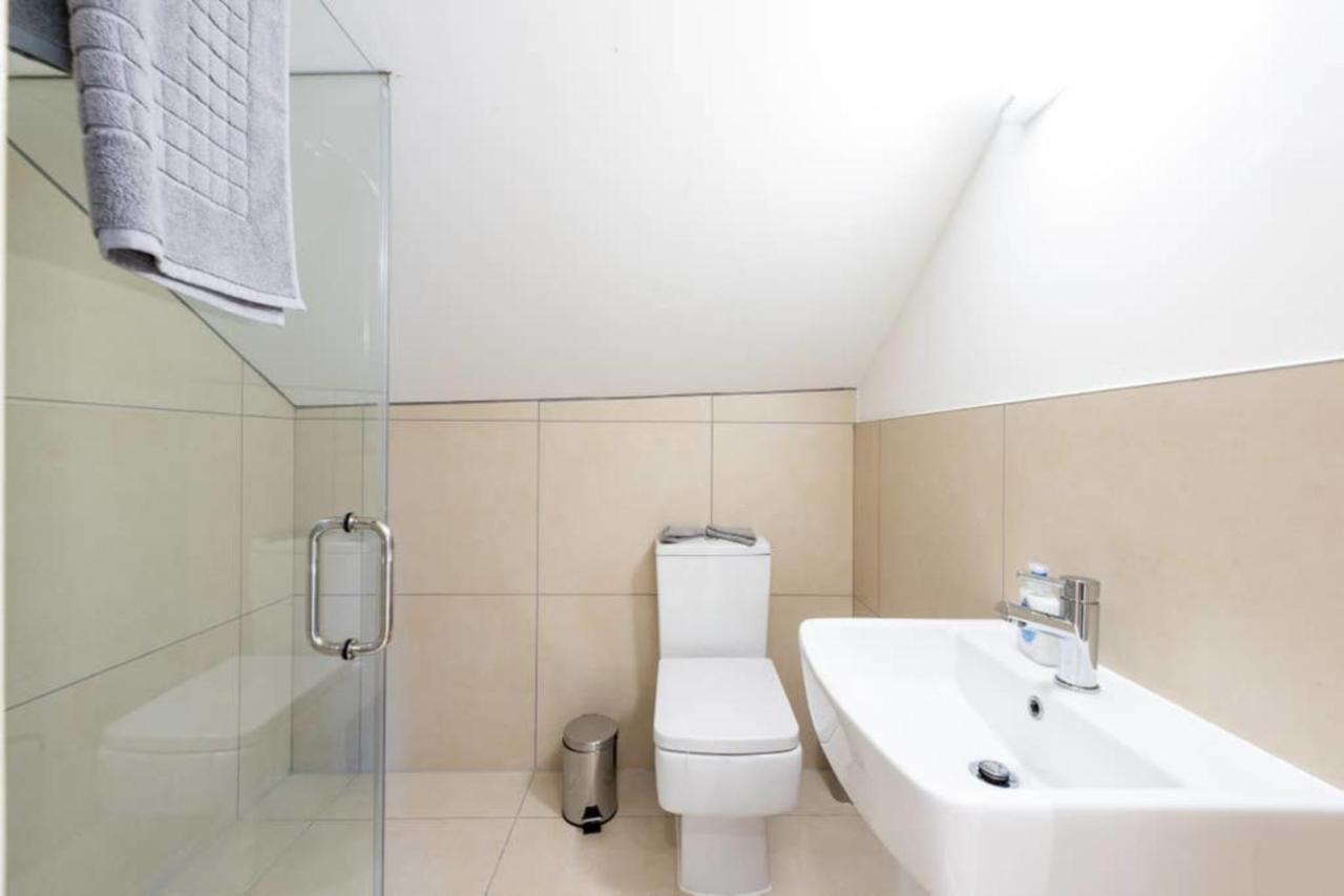 Bright And Big Apartment อักซ์บริดจ์ ภายนอก รูปภาพ