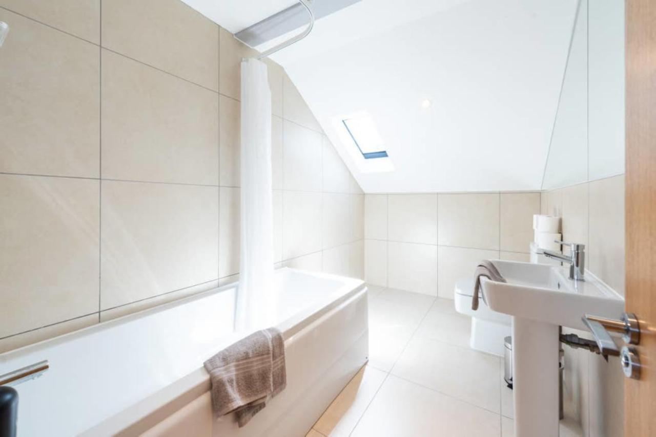 Bright And Big Apartment อักซ์บริดจ์ ภายนอก รูปภาพ